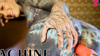 Anuskatzz testing a screw machine in her booty Thumb