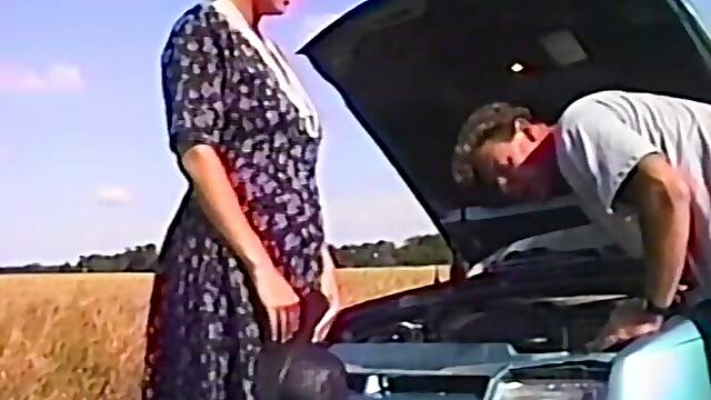 Horny slut pays for her car repair with her pussy outdoors