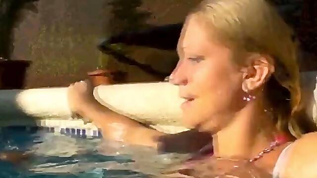 Deutscher Amateur-Paar vergngt sich am Pool auf Mallorca