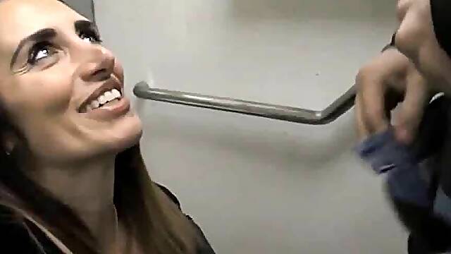 Je purge les couilles d un mec dans les chiottes