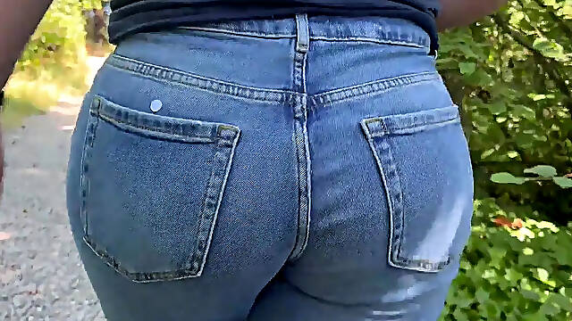 Girl with big fat booty in jeans flashes in public