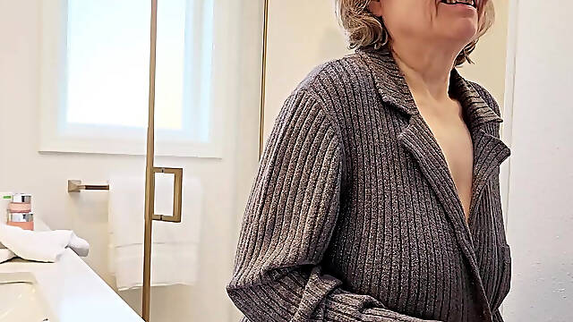 Enthusiastic GILF Exhibitionist